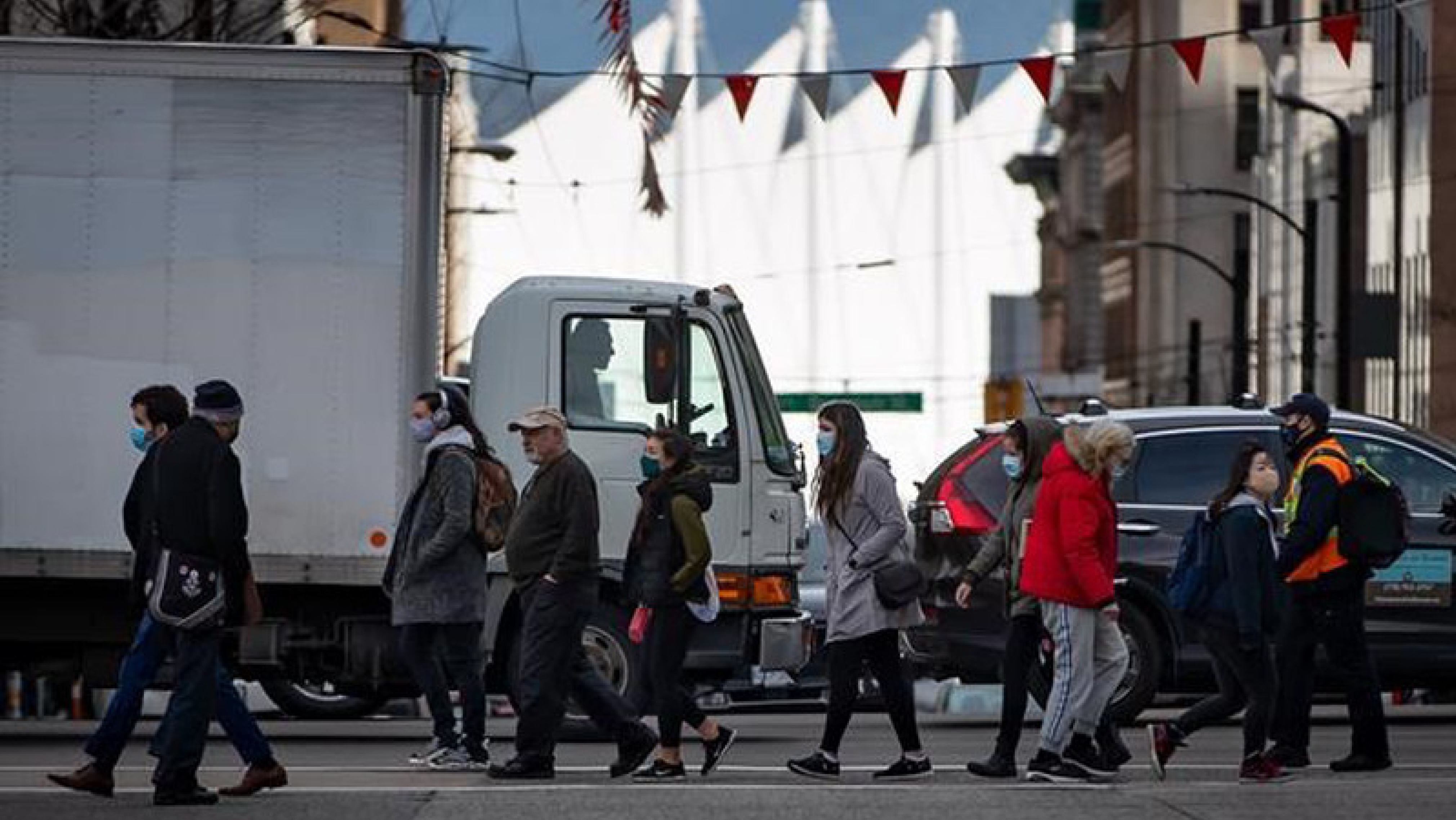 Des Canadiens imaginent la vie après la pandémie de COVID-19 dans une enquête