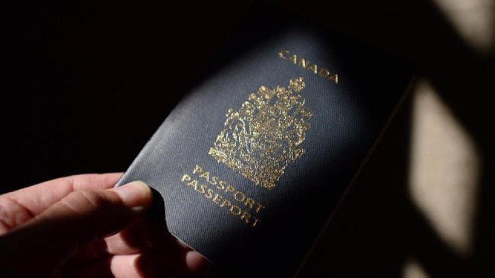 Renouvellement des passeports: des Canadiens craignent de manquer leur voyage